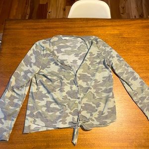 Camo long sleeve knotted shirt button up large